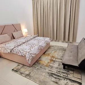 Deluxe Villa Rooms Near Dubai Airport منزل للإقامة